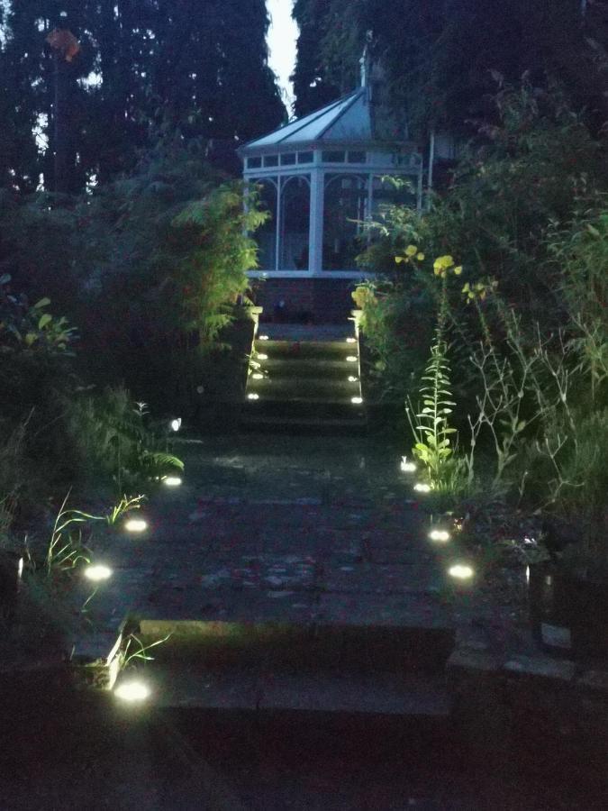 Peaceful Retreat Hideaway Surrey Leilighet Esher Eksteriør bilde